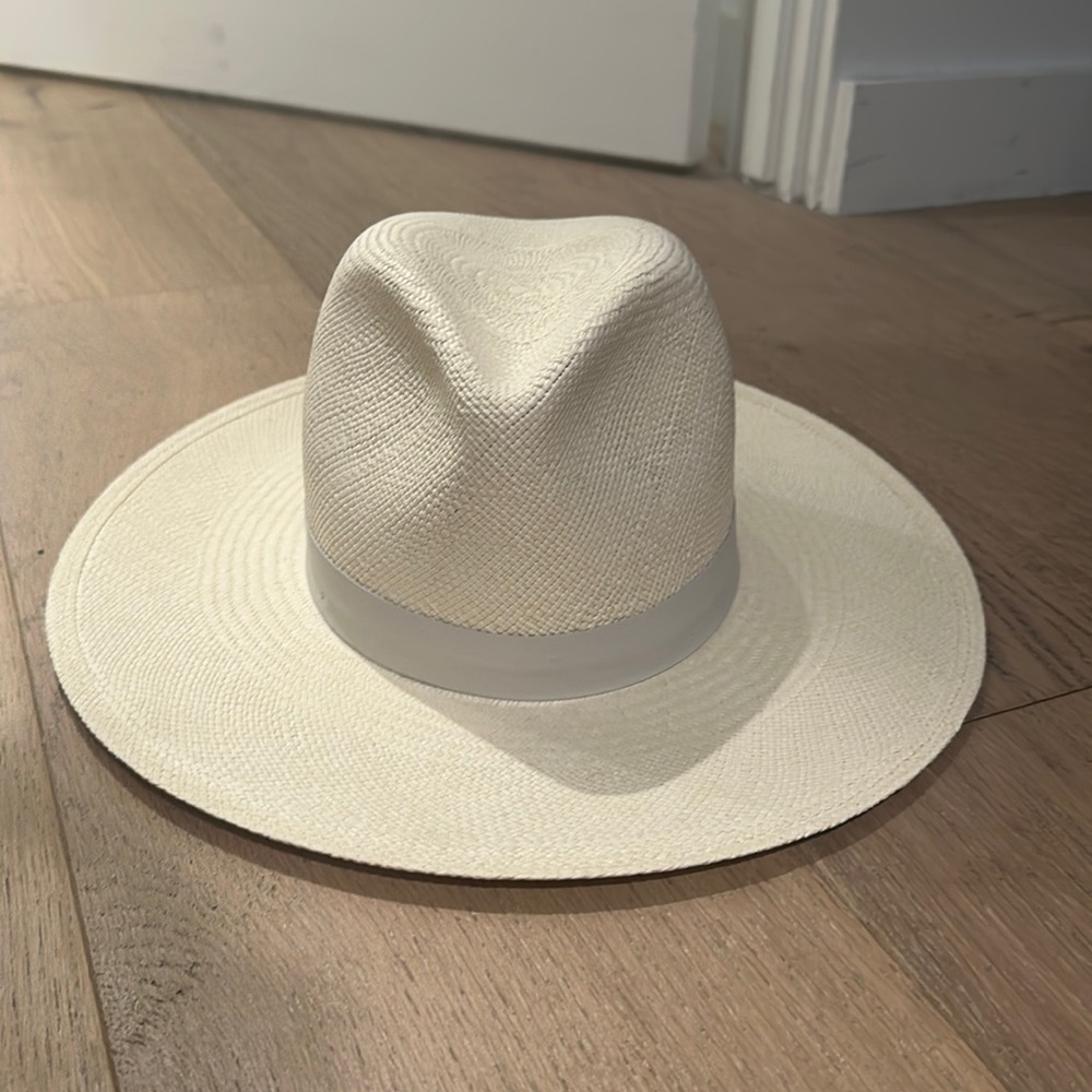 Janessa leone hat